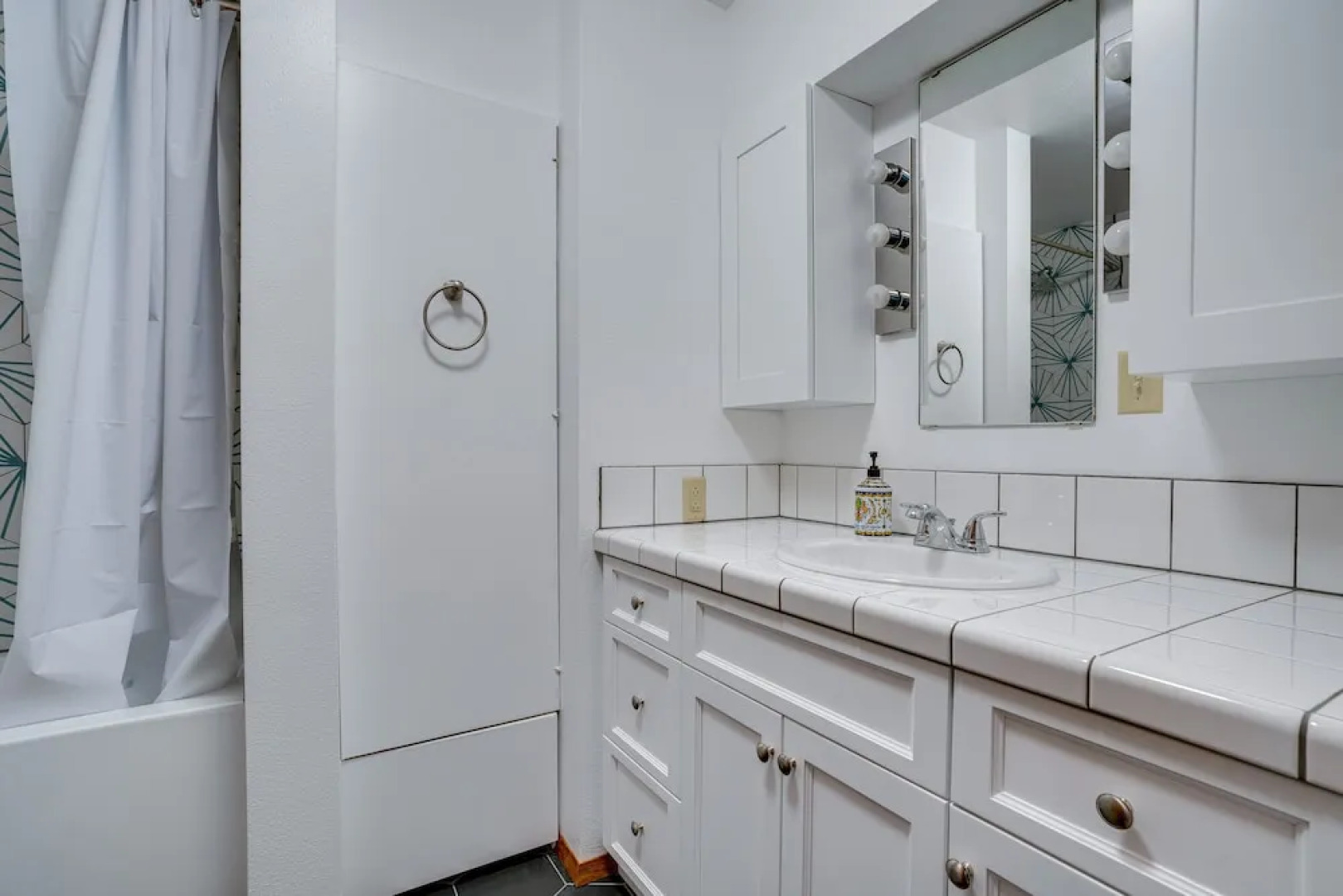 Colorful Lake Chelan Home w/ Saltwater Pool!