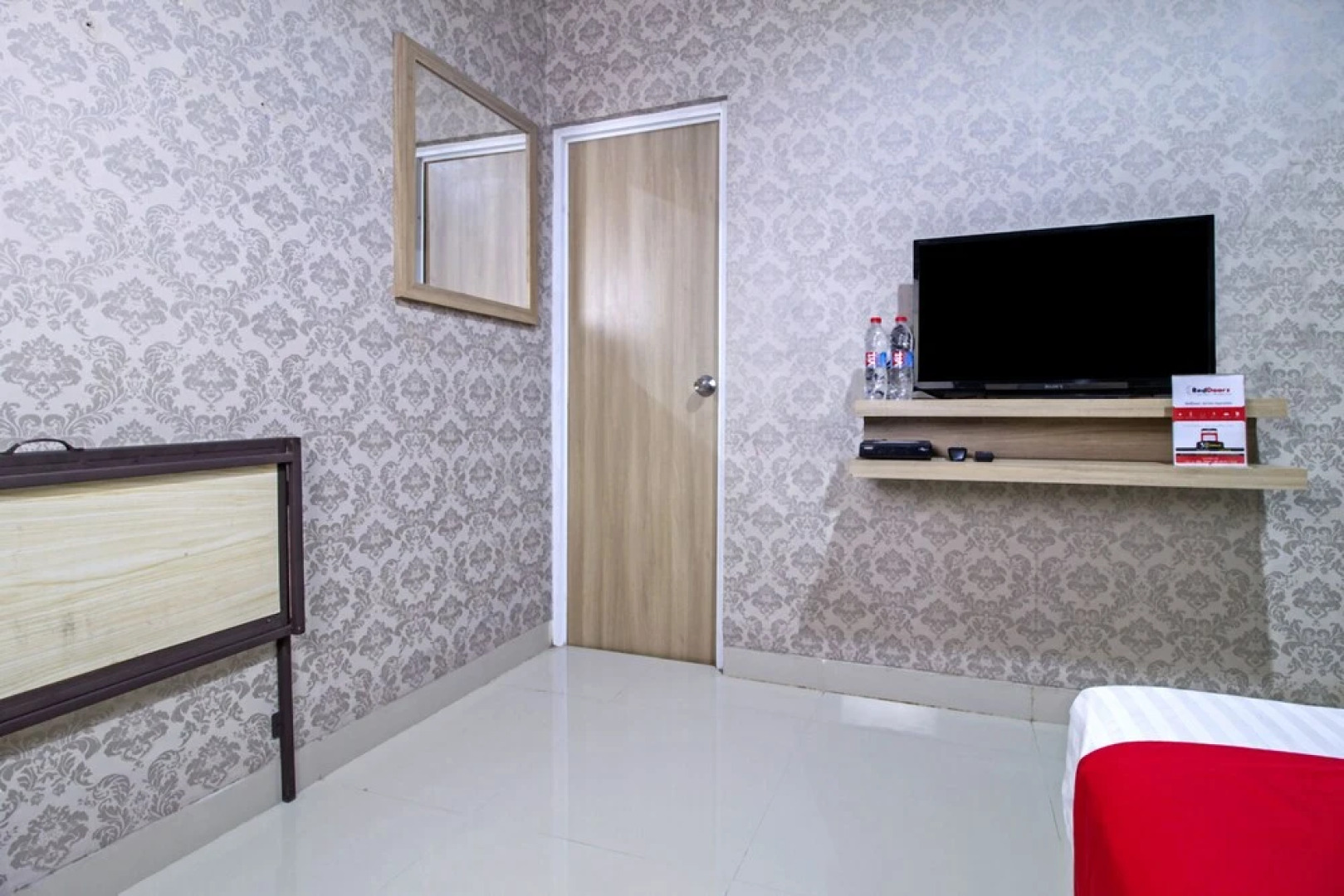 RedDoorz Plus near Lippo Cikarang Mall