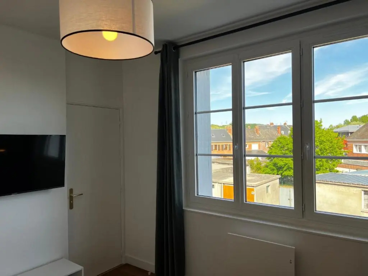 IDÉALEMENT SITUÉ "LE STUDIO" Les Locations ISAHORA sont aussi à 2 pas du Château d'Eu, des Falaises du Tréport, de MERS les Bains et aux portes de la BAIE DE SOMME