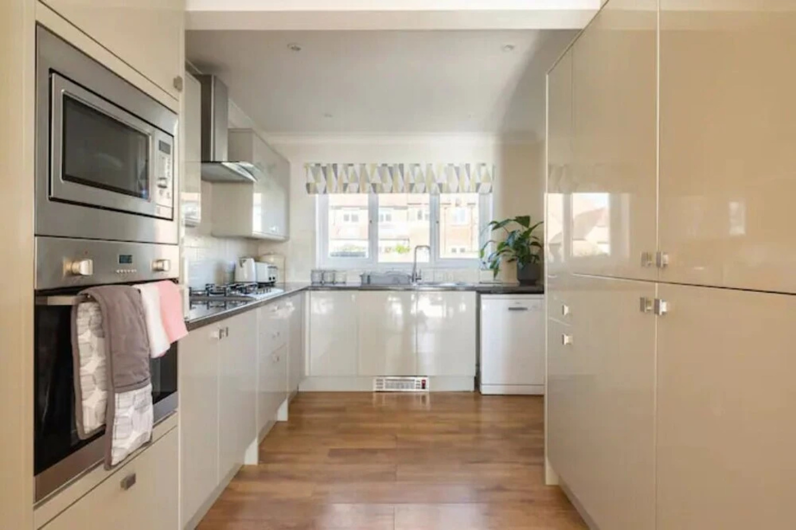 Abingdon House - 4 BR on the Marina