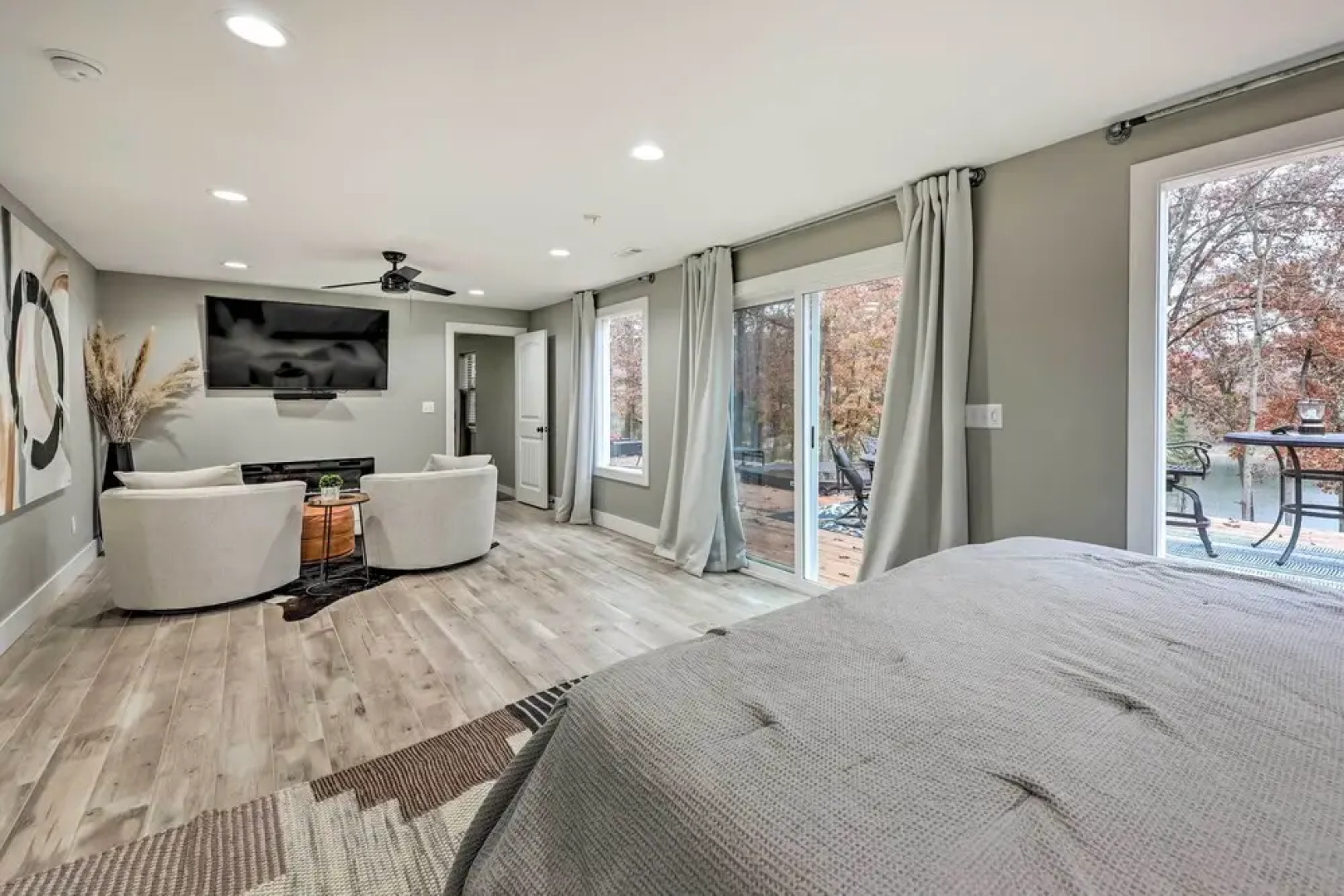 Lakefront Rogers Getaway w/ Hot Tub & Deck!