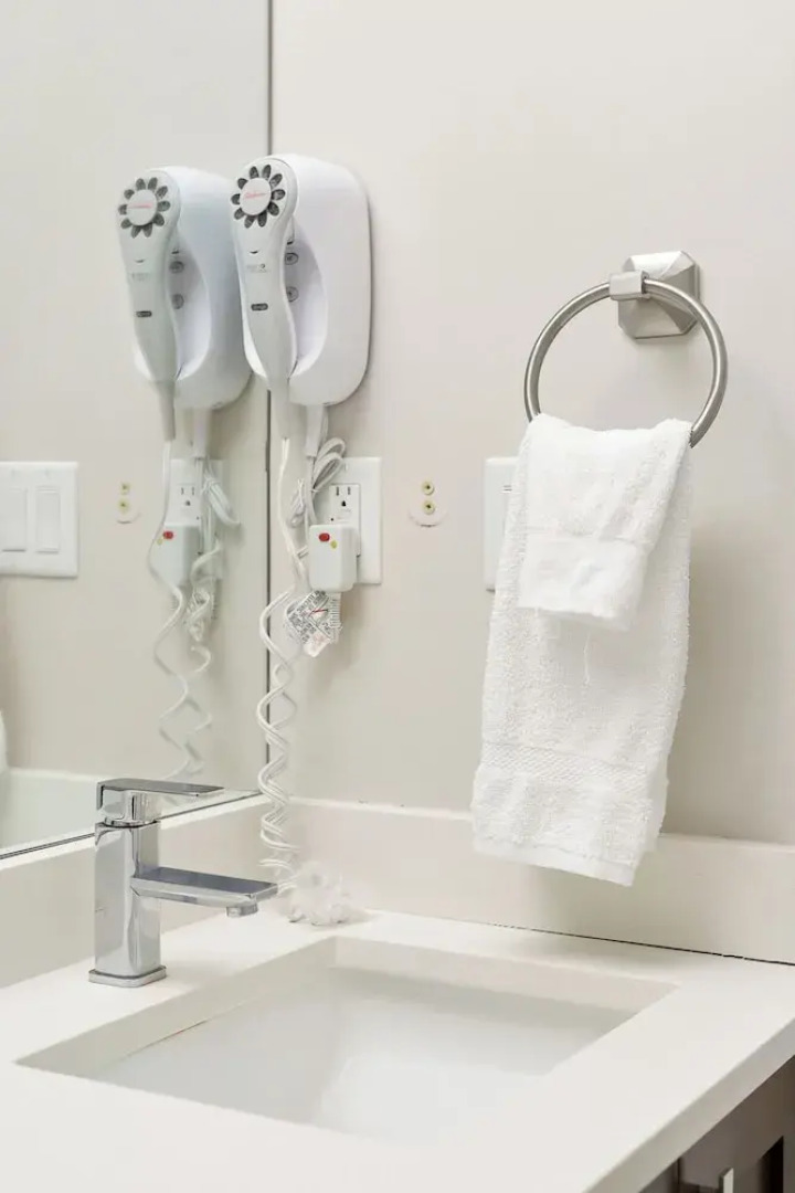 Rooftop Paradise Luxe 2BR  Lake Views