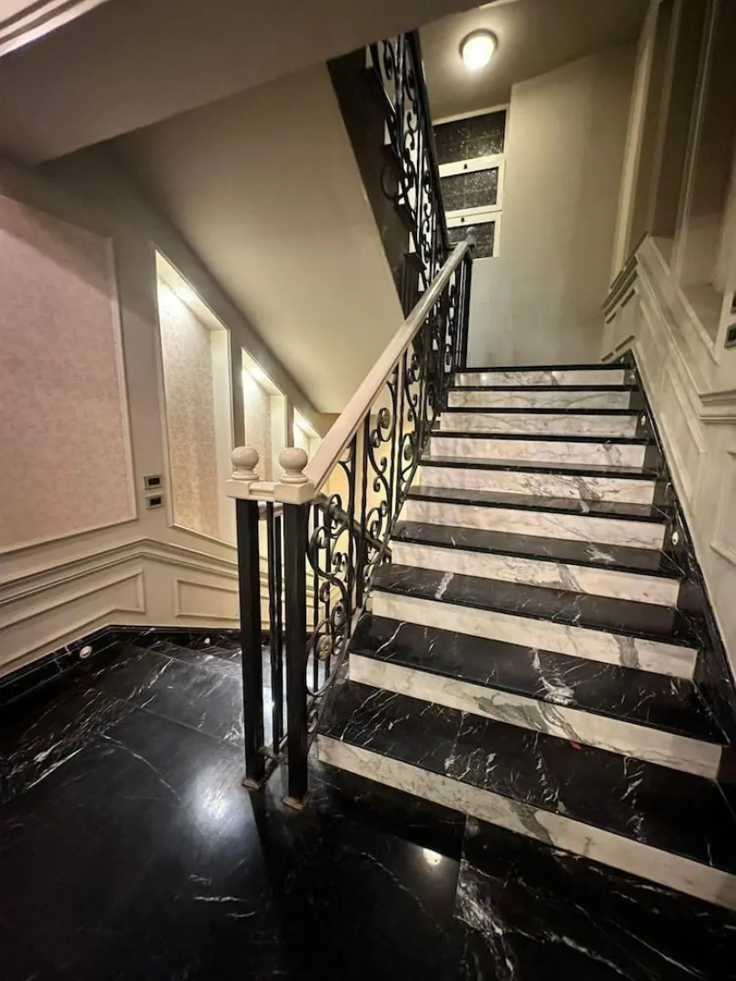 villa In Beverly Hills with pool