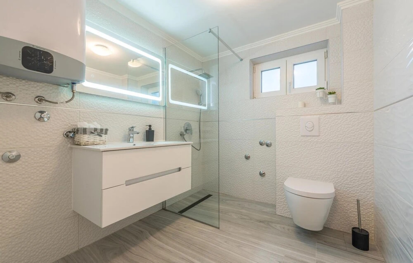 Stunning Home in Vrsi With 5 Bedrooms, Wifi and Outdoor Swimming Pool