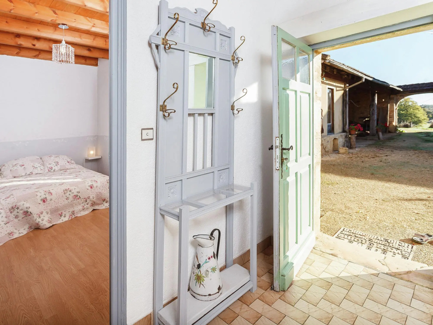 Rustic Holiday Home. In the Forest, Saint-caprais, 2 Bedrooms, 4 Person