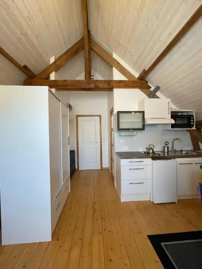 B&B Jacuzzi, Pool, Sauna, Steam Room, and Gym 100 meters away