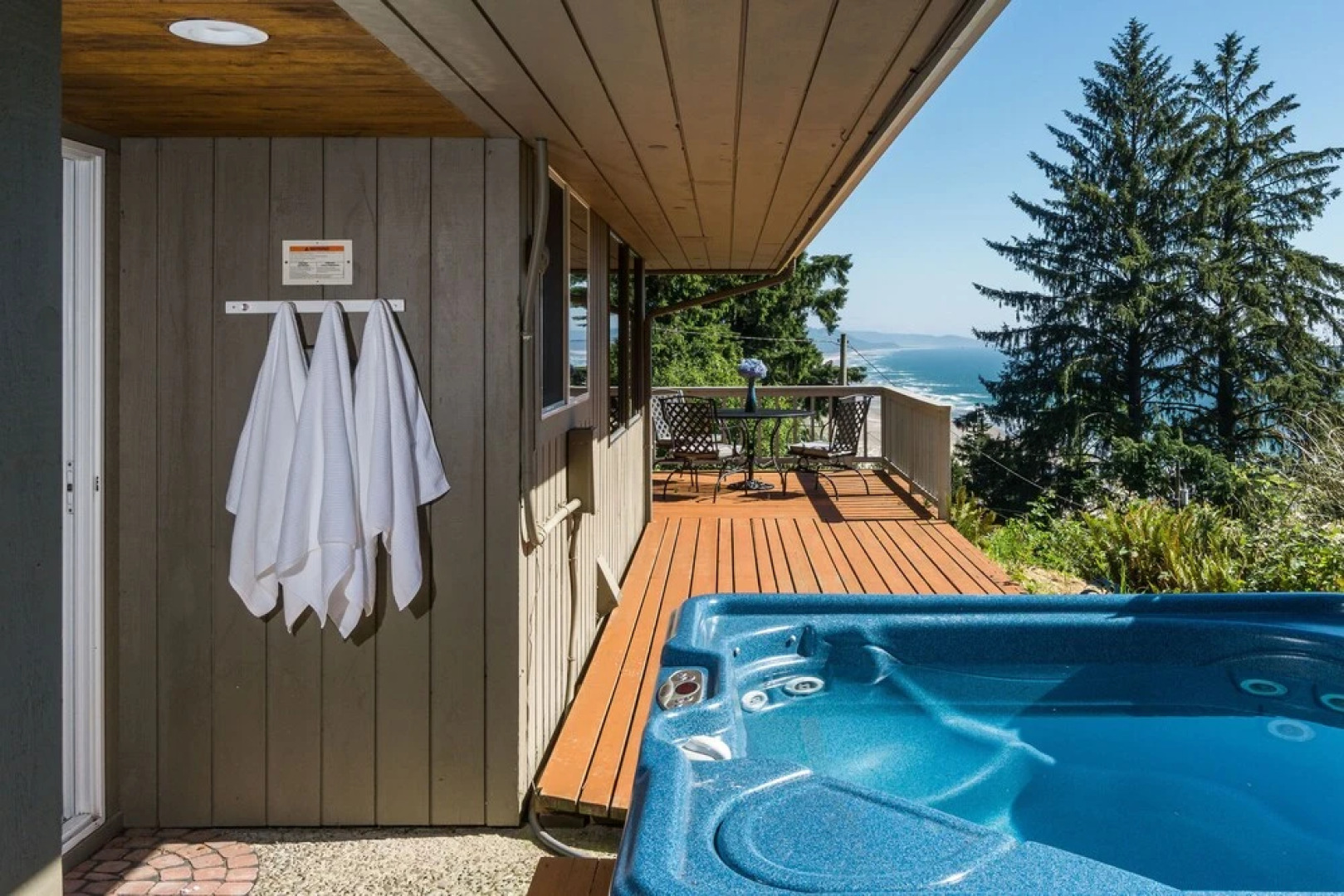 Neah-kah-nie Treasure by Avantstay Secluded in Lush Greenery w/ Ocean Views & Hot Tub