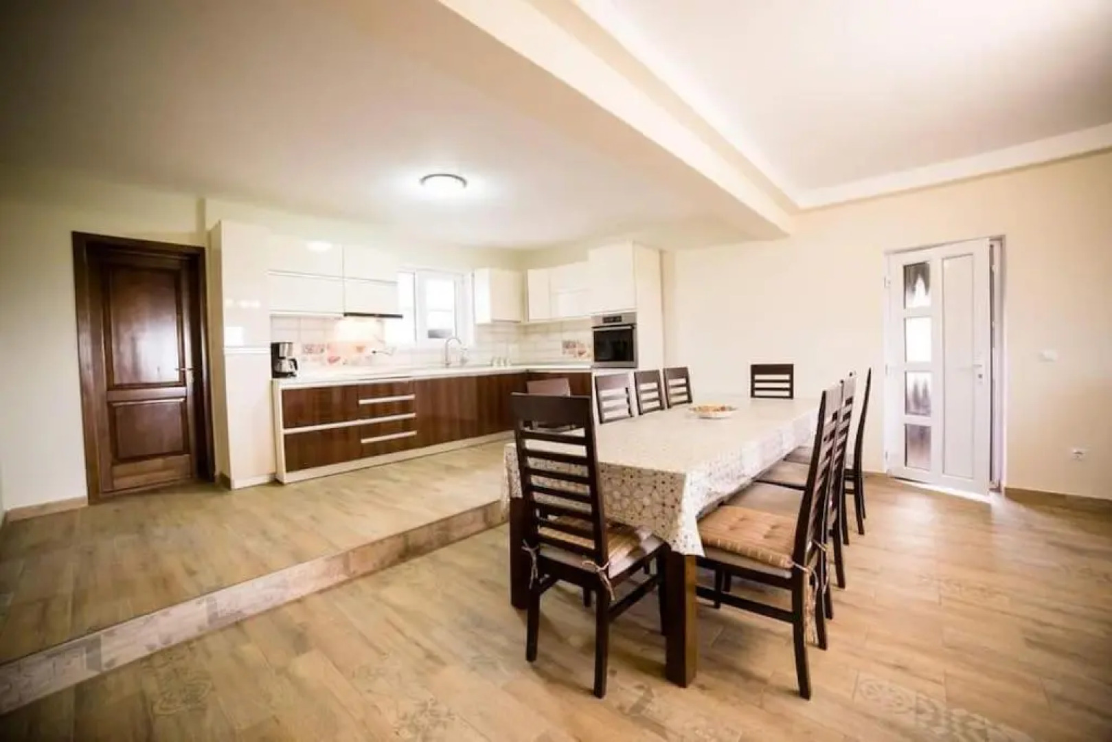 Cheerful 6-bedroom villa with indoor fireplace - price for entire property