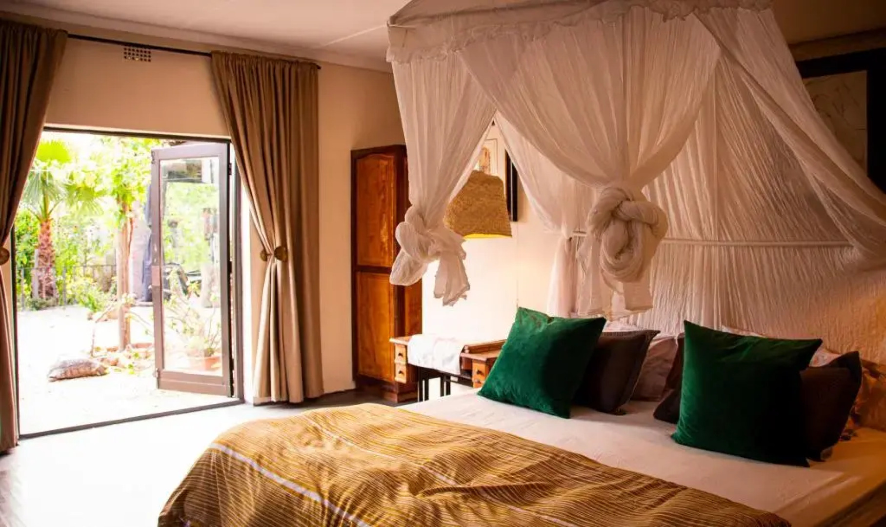 Ebonymoon Guest House and Studio