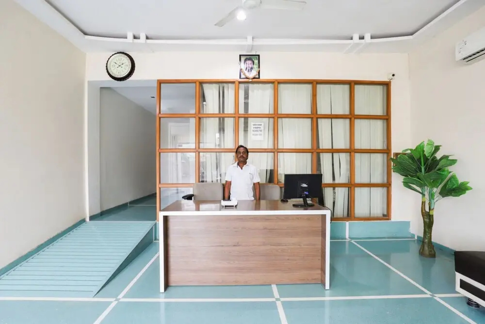 OYO 49837 Hotel Narayan Executive