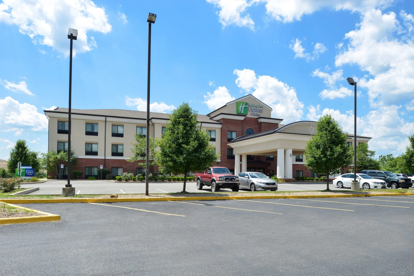 Holiday Inn Express and Suites Fairmont by IHG