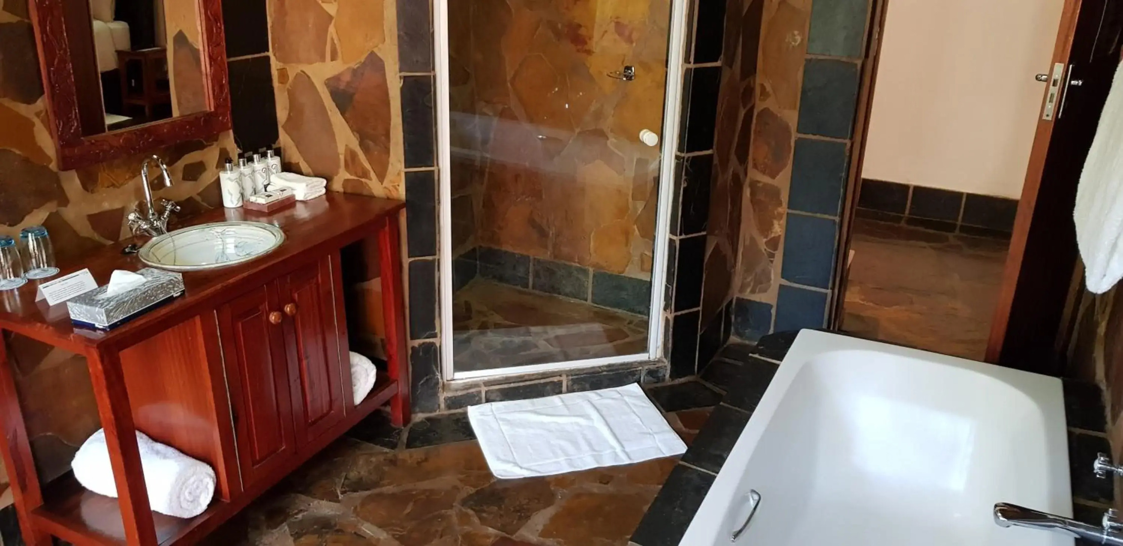 Misty Hills Country Hotel