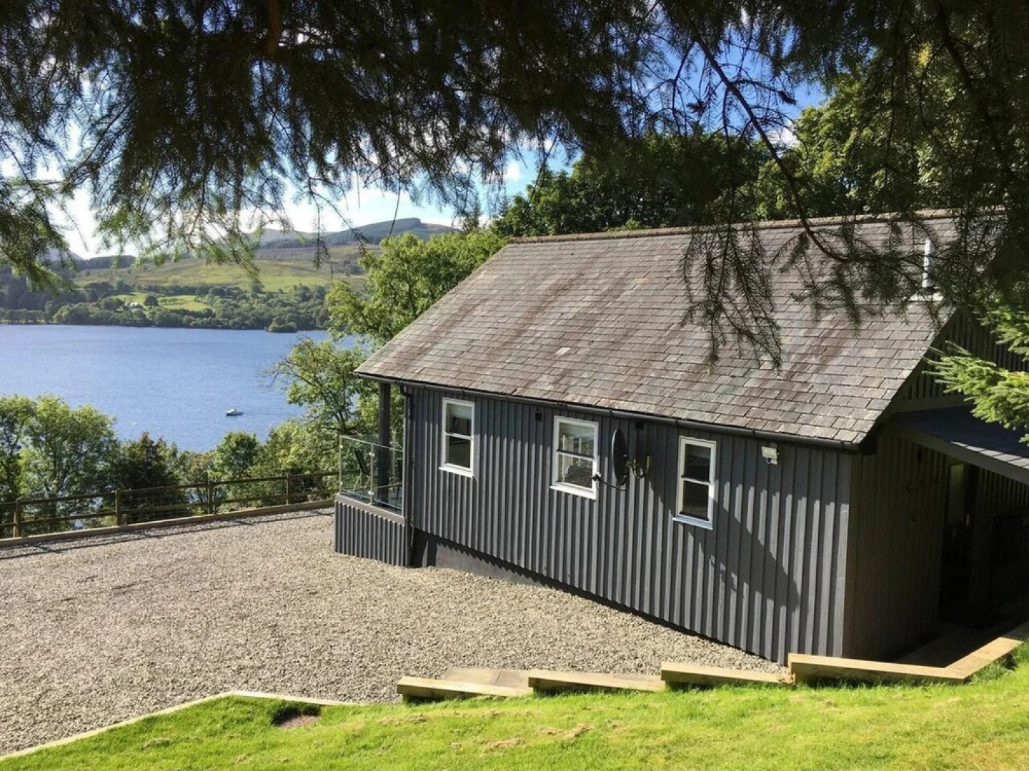 Cosy 2-bed Cottage With Stunning Hill & Loch Views