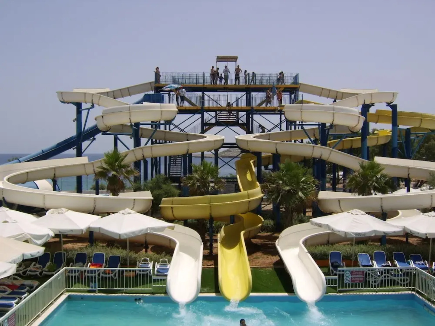 Luxury 2 Bedroom Apartment by the Sea