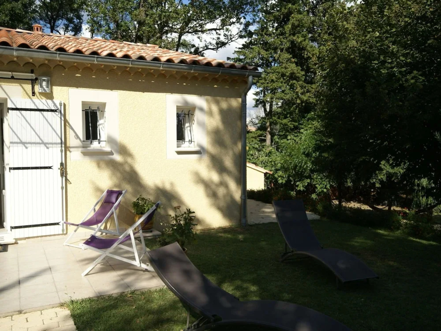 Recently Built Villa With Shared Swimming Pool Near the Village of Piolenc