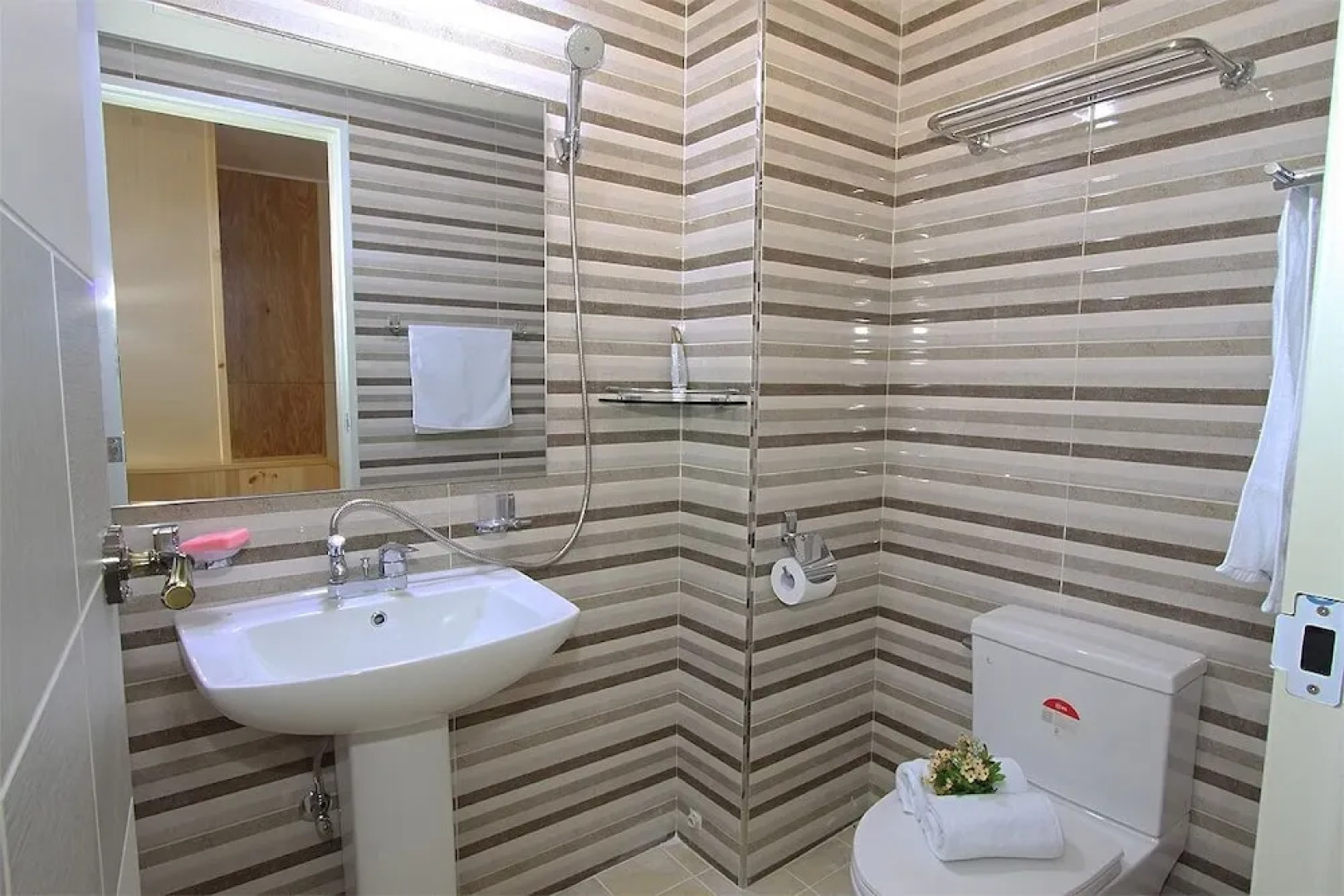 Blue Road Town Pension-Crystal