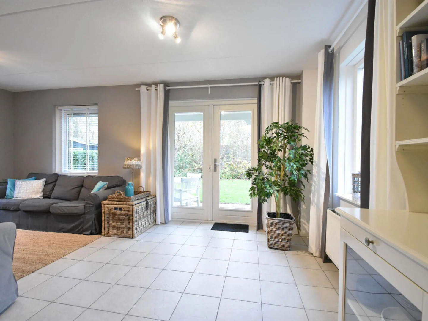 Quaint Holiday Home in Zonnemaire With Roofed Terrace