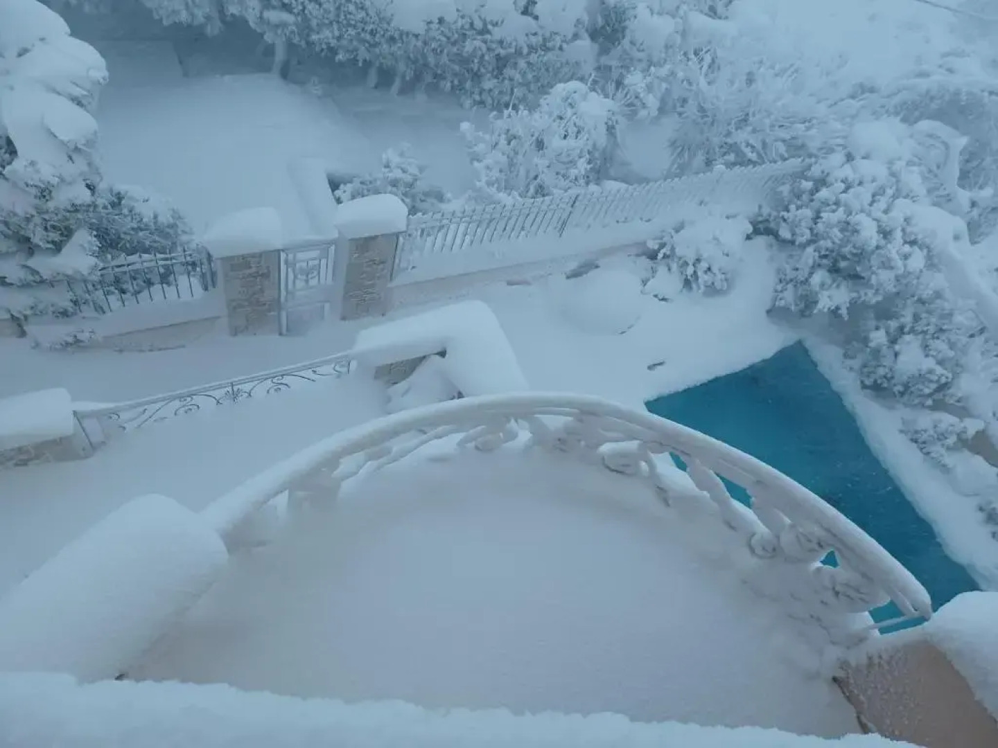 Apartment with a garden, BBQ, swimming pool and jacuzzi