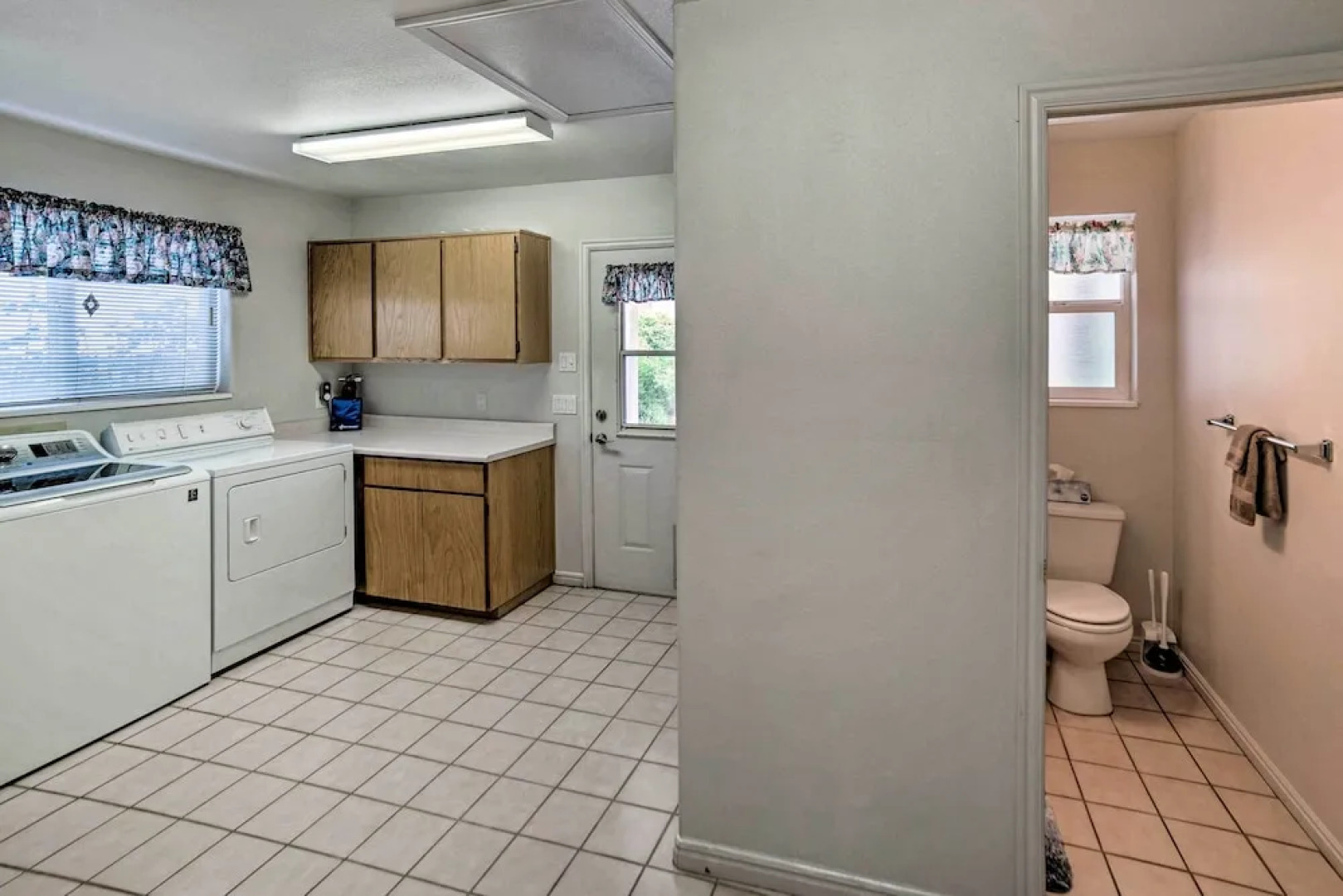 3 Mi to Lake Powell: Home w/ Patio & Waterfall