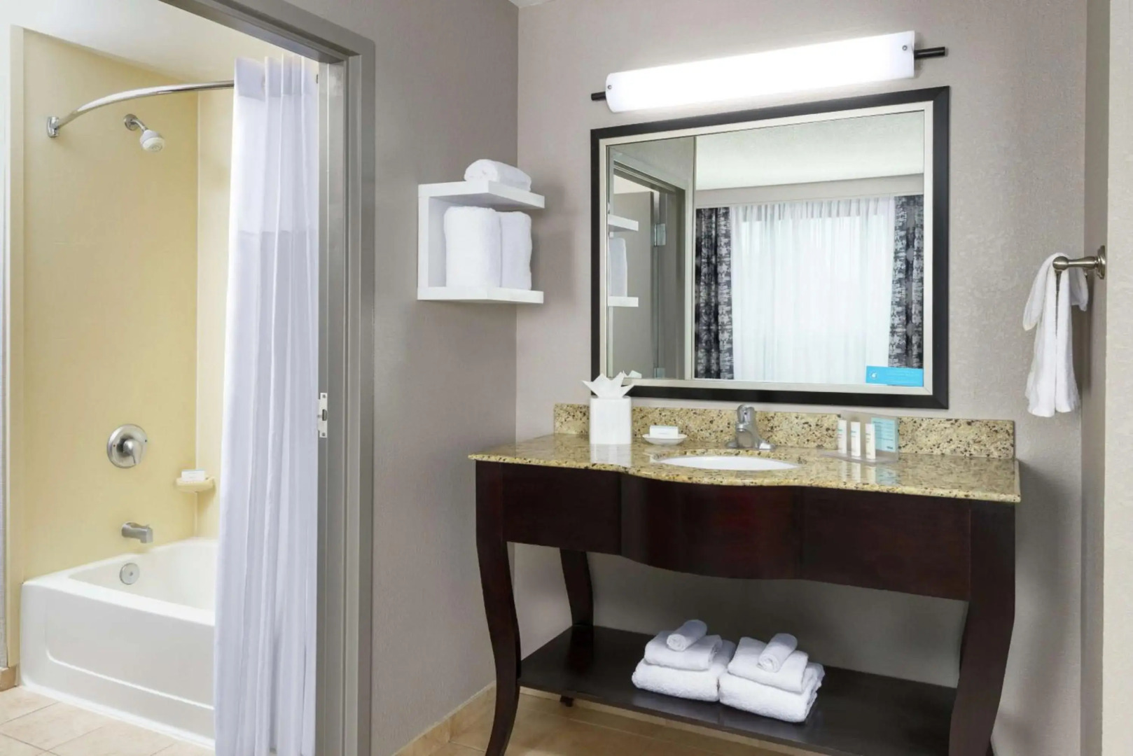 Hampton Inn & Suites National Harbor - Alexandria Area