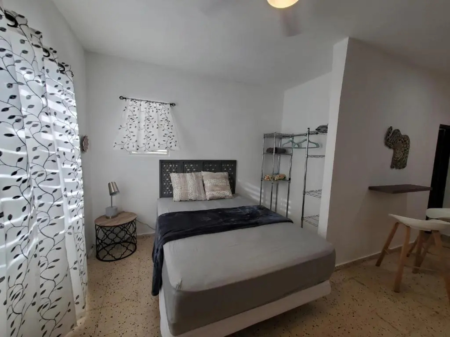 Aguadilla Surfers Lair apt with electricity water AC Wifi 8 minute walk to Crashboat beach