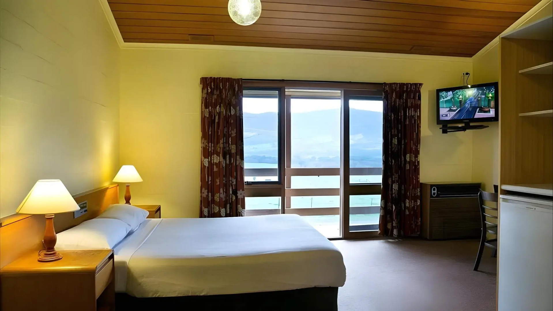 The Birch House - Silver Birches Luxury Accommodation Bright