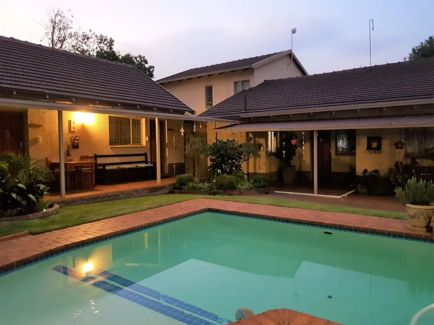 Aandbloem Guest House
