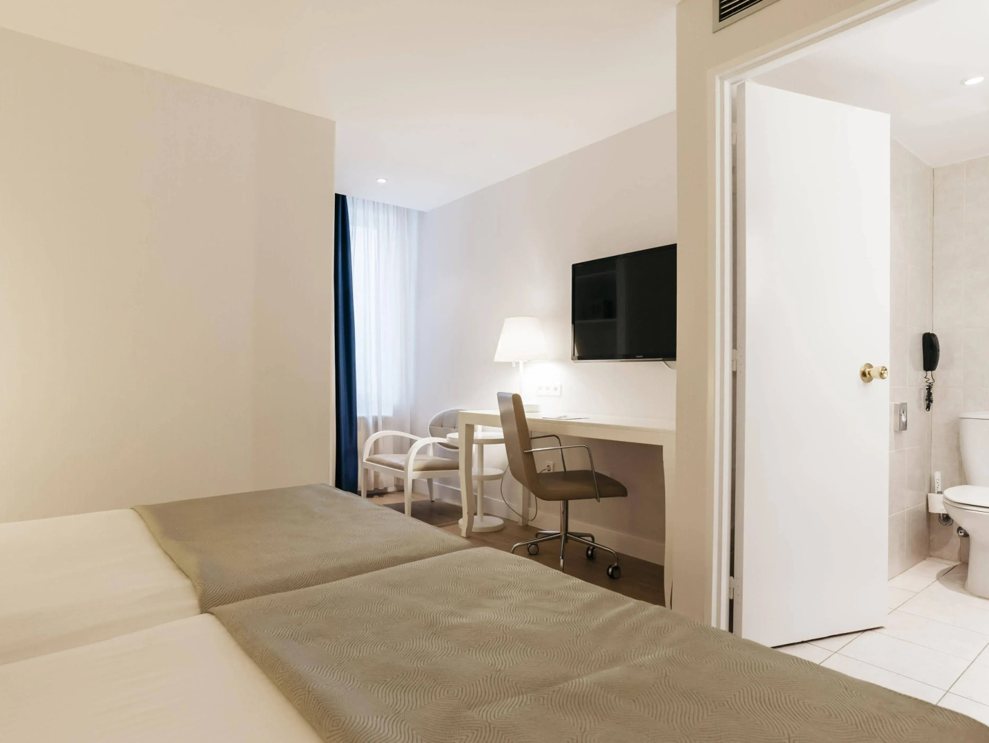 LATROUPE Grand Place Hostel