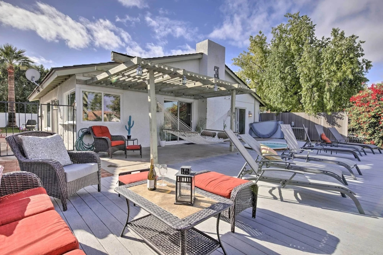 Sun Deck, Hot Tub & Kayak: Lakefront Tempe House