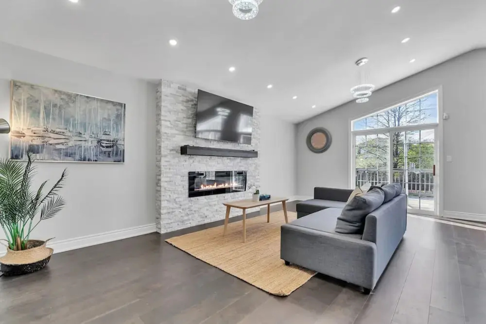 High-ceiling Home Relaxing Patio in Waterloo
