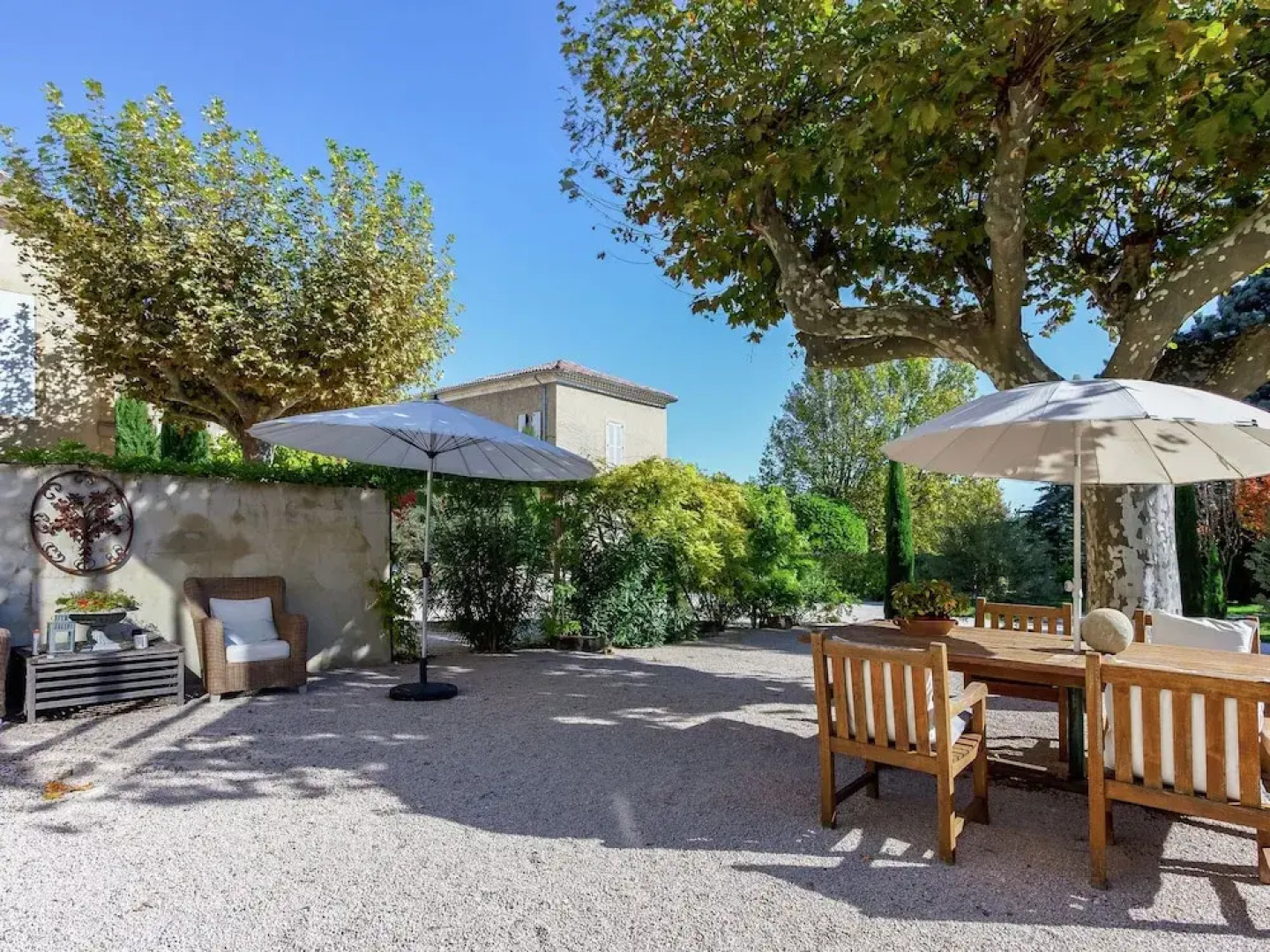 Spacious Castle in Jonquieres with Swimming Pool