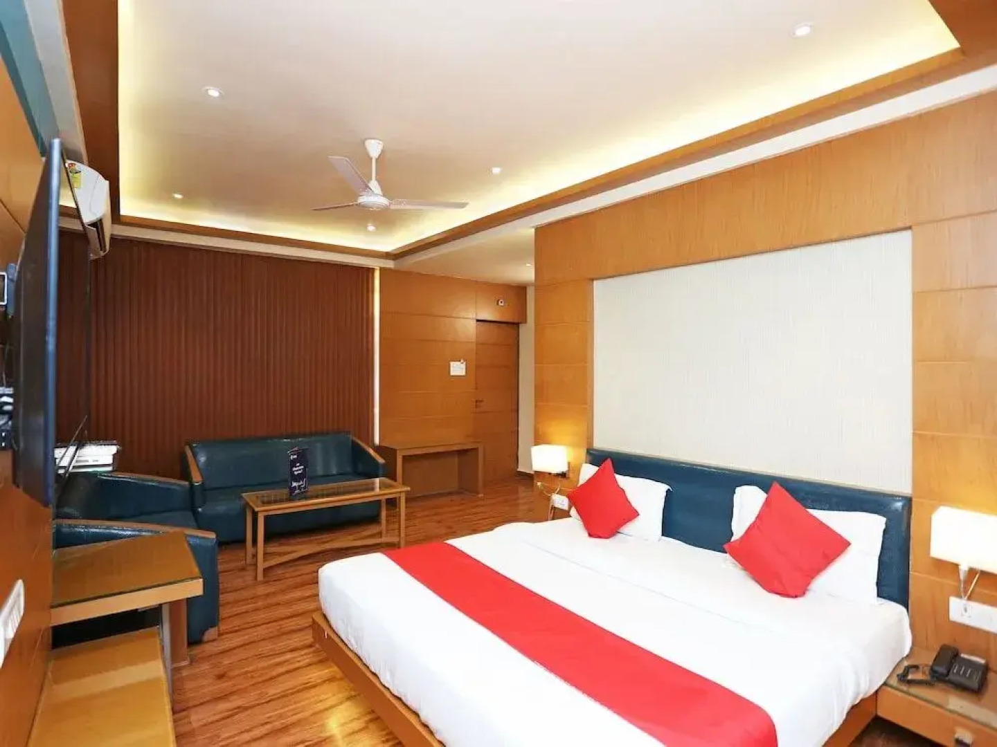 Vaccinated Staff- Capital O 3844 Hotel Kd Palace