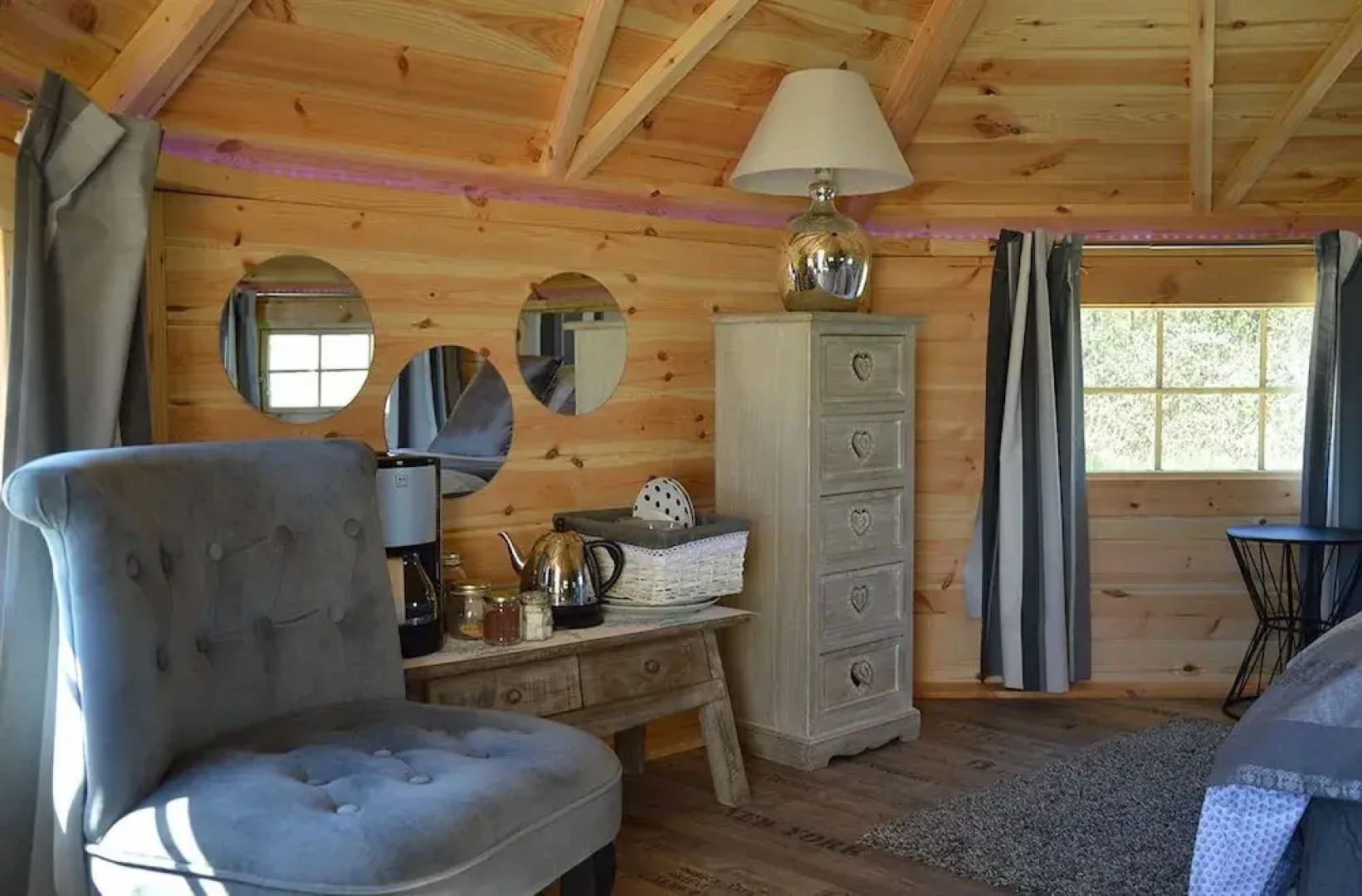 Hébergements Insolites La Charrette Bleue