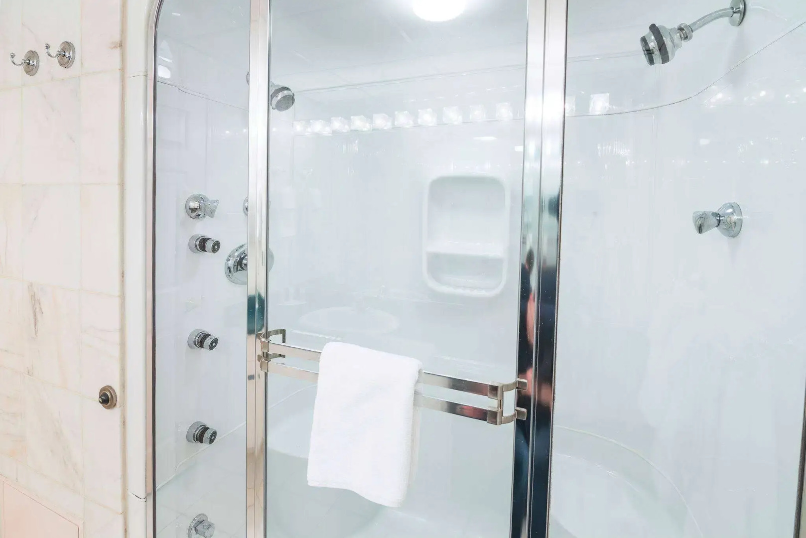 Ramada by Wyndham Thunder Bay Airlane Hotel