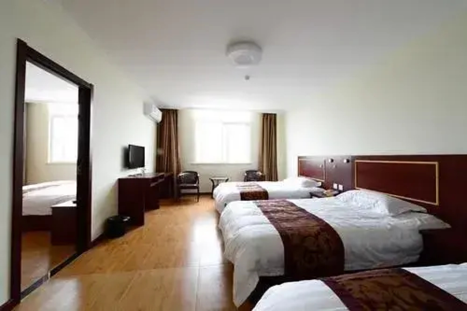 Qingdao Xinshijia Business Hotel