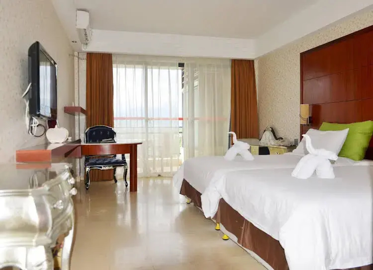 Xinglong Old Banyan Hotel