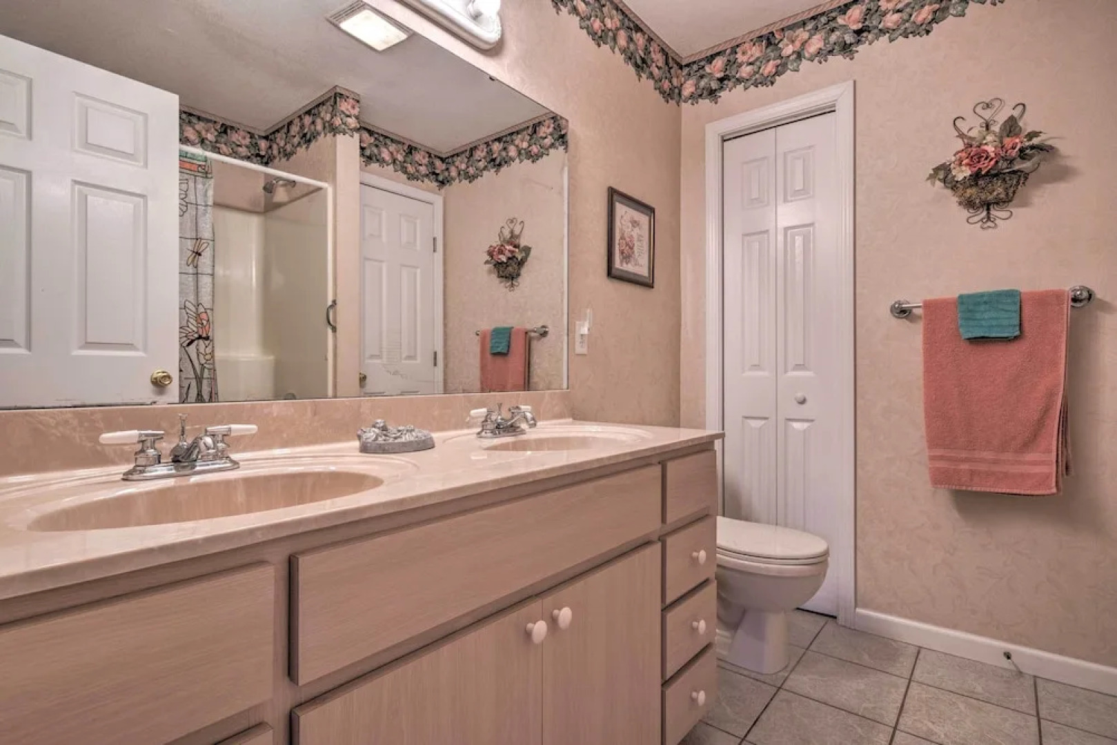 Charming Burnsville Apt w/ Mountain Views & Deck!