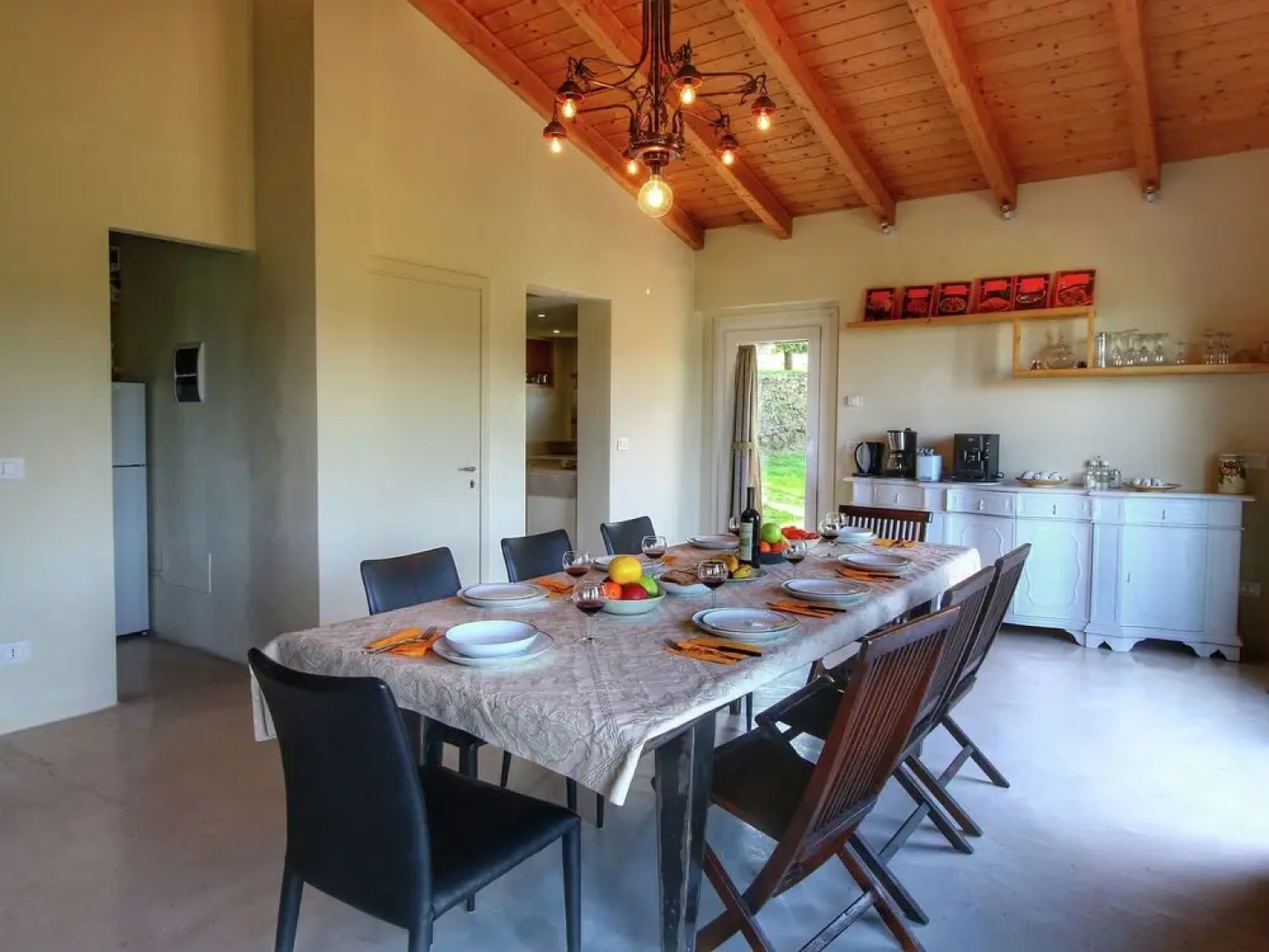 Luxurious Villa in Monte San Savino with Jacuzzi