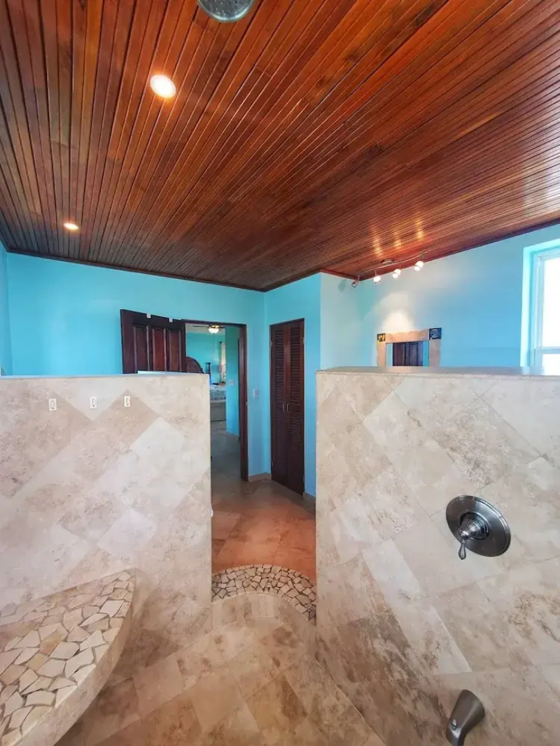 Lucky Duck Villa - Private Beach Escape