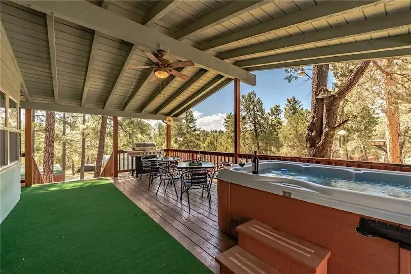 Wild Horse Retreat - Two Bedroom Cabin with Hot Tub