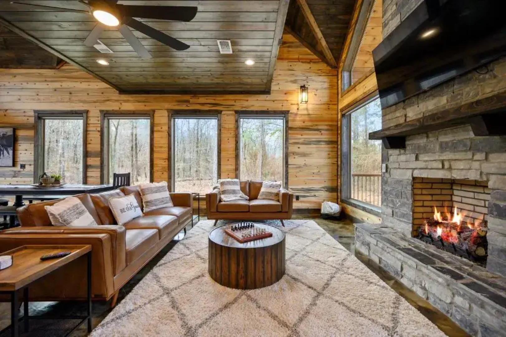 Vacana High Horse Family Cabin, Hot Tub, ShuffleBoard, Pet Friendly