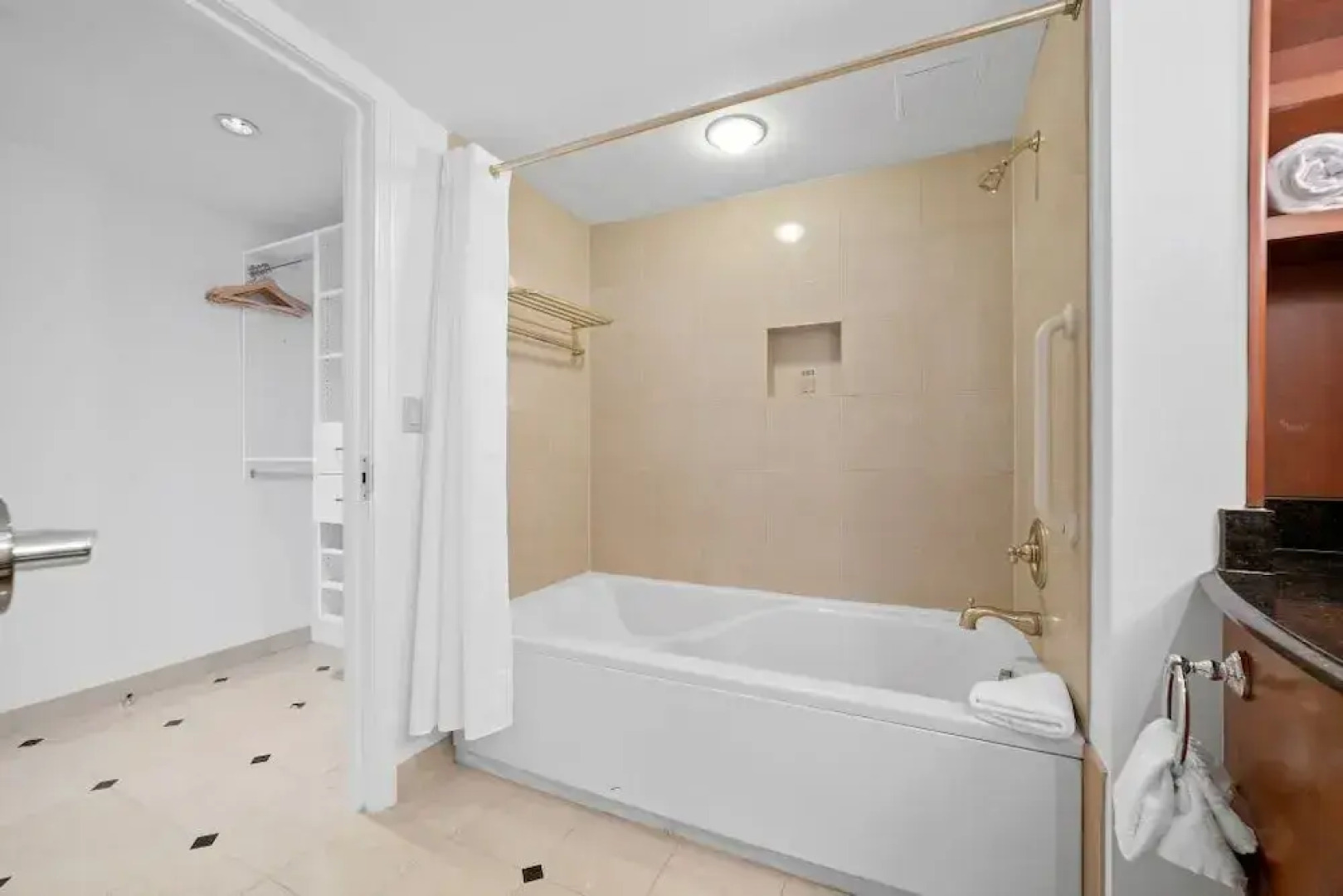 TWO Separate Stylish Cozysuites on the Boardwalk