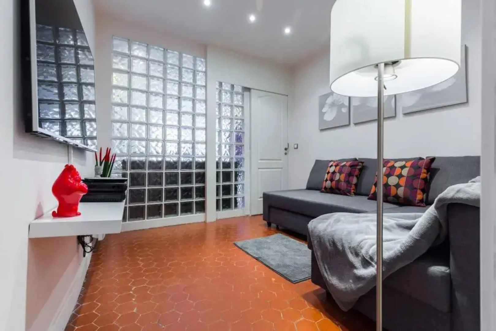 ★ Quiet Old Town Apt with AC, 5min Walk to Beach ★