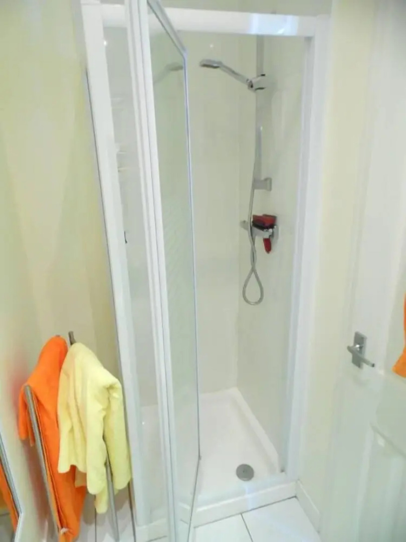 Near GLA Airport - Ideal hub for Paisley & Glasgow