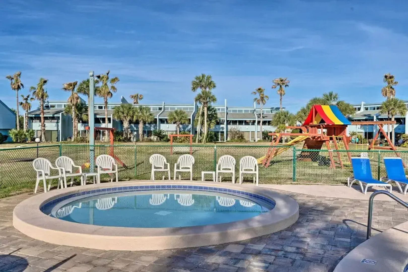 PCB Escape w/ Pool & Beach Access, Beach Chairs!