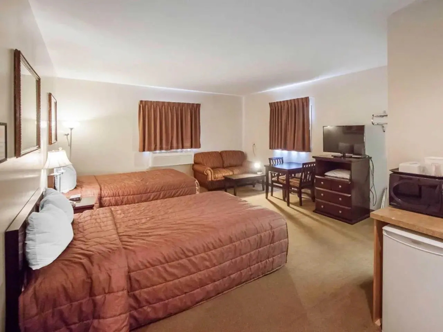 Econo Lodge Inn & Suites