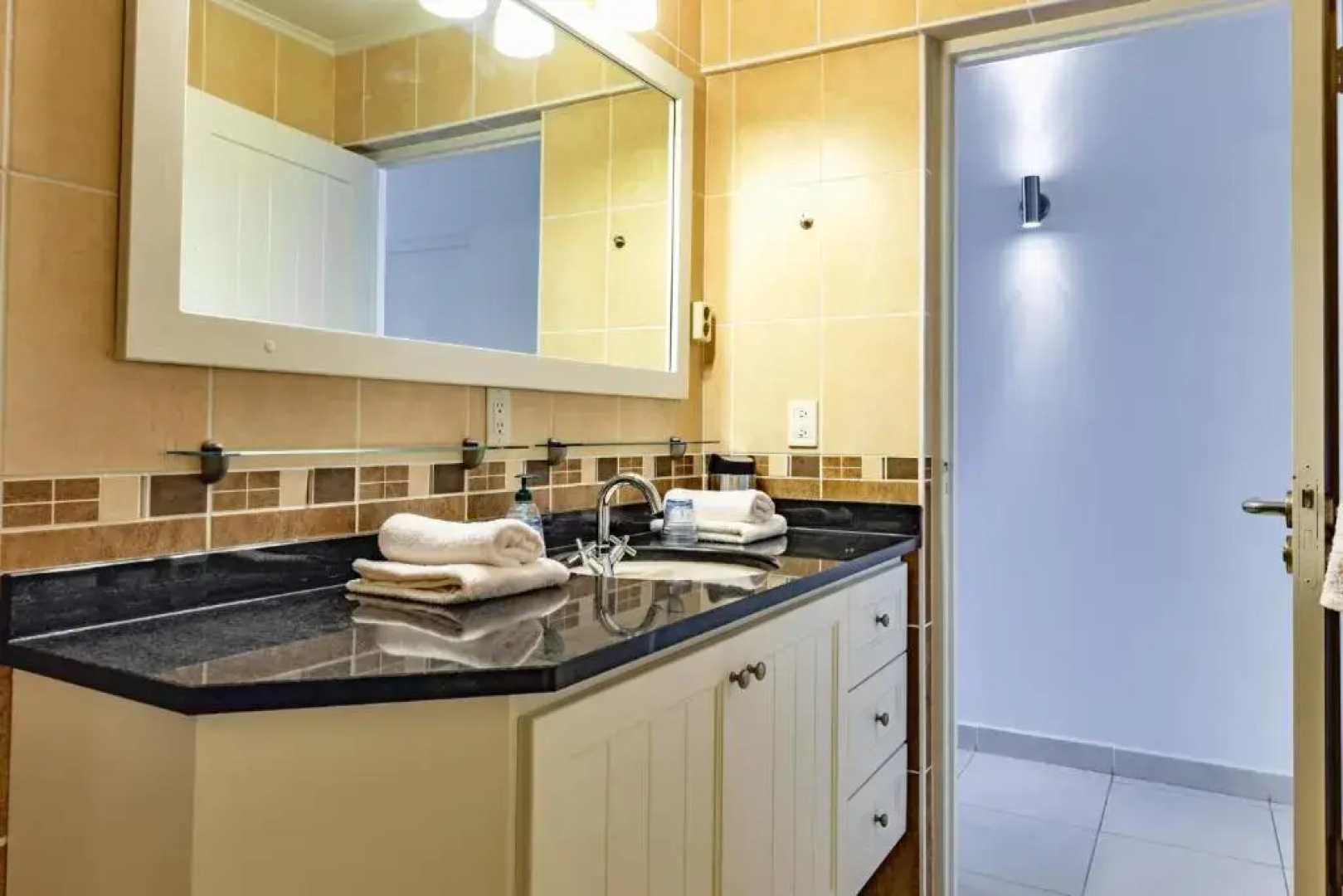 Bellevue Beach Apartments 5