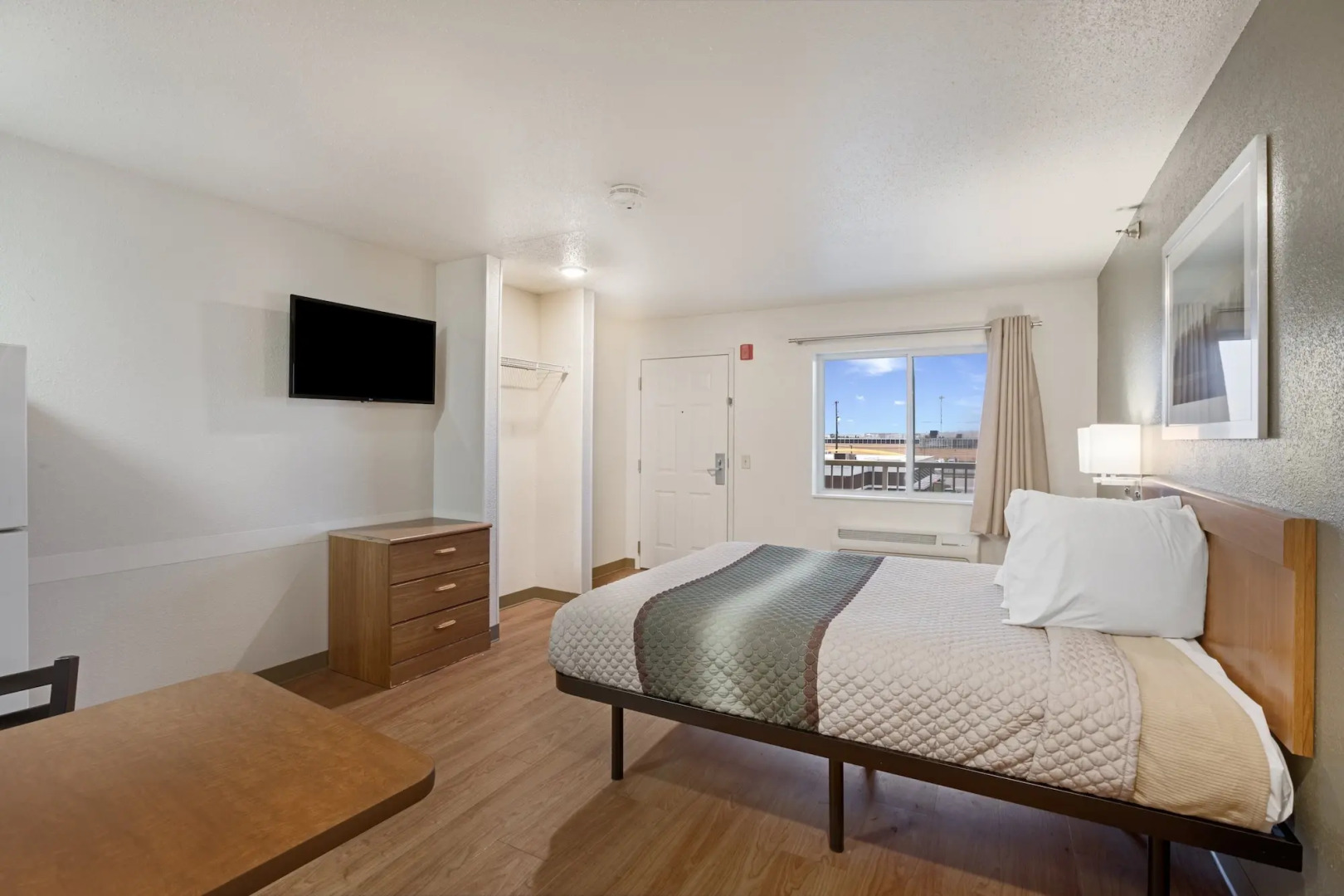 HomeTowne Studios by Red Roof Detroit - Livonia