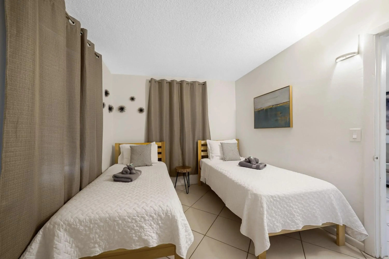 Apartment 1 block from beach and shops