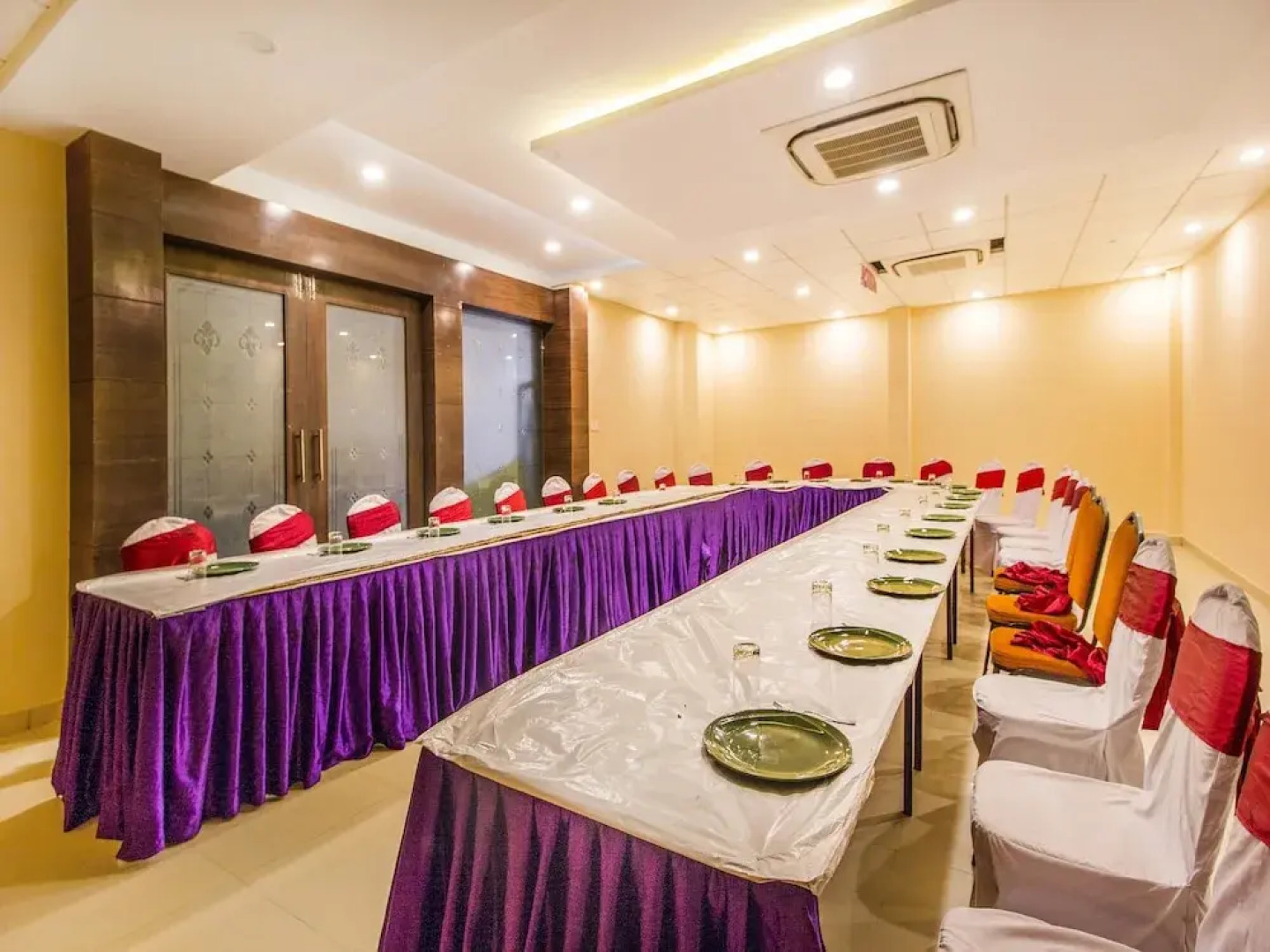 Hotel The Grand Bhavya Palace